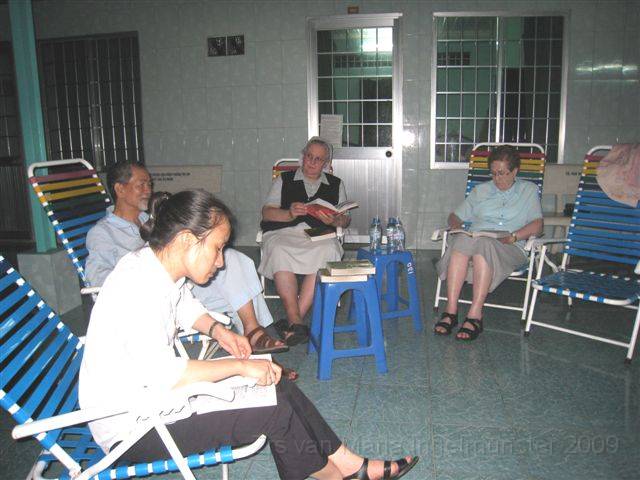 0027 voorbereding gebed terras logement.JPG